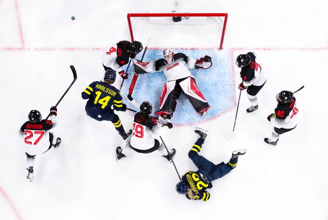 (260210) -- MILAN, Feb. 10, 2026 (Xinhua) -- Players are seen during the ice hockey women's preliminary round group B match between Sweden and Japan at the Milan-Cortina 2026 Olympic Winter Games in Milan, Italy, Feb. 10, 2026. (Xinhua/Tao Xiyi)