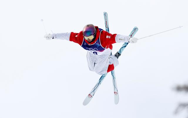 (260210) -- LIVIGNO, Feb. 10, 2026 (Xinhua) -- Benjamin Cavet of France competes during the freestyle skiing men's moguls qualification at the Milan-Cortina 2026 Olympic Winter Games in Livigno, Italy, Feb. 10, 2026. (Xinhua/Wang Peng)