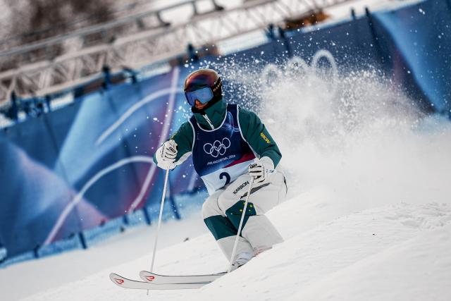 (260210) -- LIVIGNO, Feb. 10, 2026 (Xinhua) -- Matt Graham of Australia competes during the freestyle skiing men's moguls qualification at the Milan-Cortina 2026 Olympic Winter Games in Livigno, Italy, Feb. 10, 2026. (Xinhua/Hu Chao)