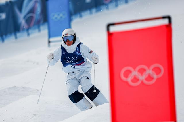 (260210) -- LIVIGNO, Feb. 10, 2026 (Xinhua) -- Nick Page of the United States competes during the freestyle skiing men's moguls qualification at the Milan-Cortina 2026 Olympic Winter Games in Livigno, Italy, Feb. 10, 2026. (Xinhua/Hu Chao)
