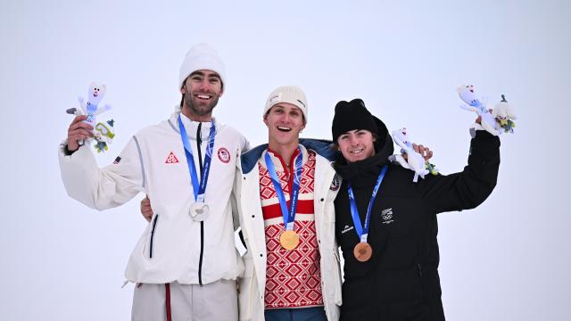 (260210) -- LIVIGNO, Feb. 10, 2026 (Xinhua) -- Gold medalist Birk Ruud (C) of Norway, silver medalist Alex Hall of the United States and bronze medalist Luca Harrington of New Zealand pose during the awarding ceremony for the freestyle skiing men's freeski slopestyle at the Milan-Cortina 2026 Olympic Winter Games in Livigno, Italy, Feb. 10, 2026. (Xinhua/Zhang Hongxiang)