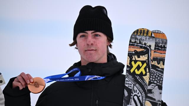 (260210) -- LIVIGNO, Feb. 10, 2026 (Xinhua) -- Bronze medalist Luca Harrington of New Zealand poses during the awarding ceremony for the freestyle skiing men's freeski slopestyle at the Milan-Cortina 2026 Olympic Winter Games in Livigno, Italy, Feb. 10, 2026. (Xinhua/Zhang Hongxiang)
