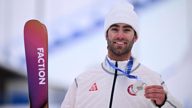 (260210) -- LIVIGNO, Feb. 10, 2026 (Xinhua) -- Silver medalist Alex Hall of the United States poses during the awarding ceremony for the freestyle skiing men's freeski slopestyle at the Milan-Cortina 2026 Olympic Winter Games in Livigno, Italy, Feb. 10, 2026. (Xinhua/Zhang Hongxiang)