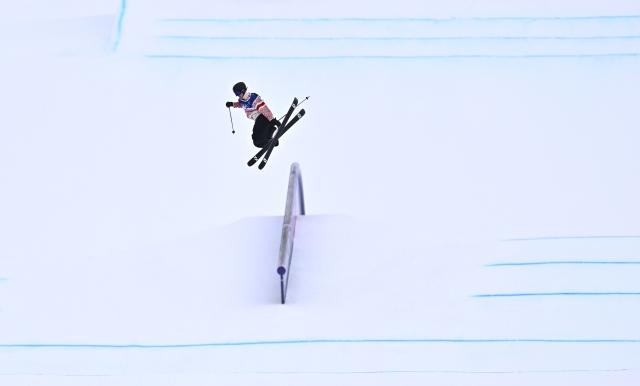 (260210) -- LIVIGNO, Feb. 10, 2026 (Xinhua) -- Birk Ruud of Norway competes during the freestyle skiing men's freeski slopestyle final at the Milan-Cortina 2026 Olympic Winter Games in Livigno, Italy, Feb. 10, 2026. (Xinhua/Zhang Hongxiang)