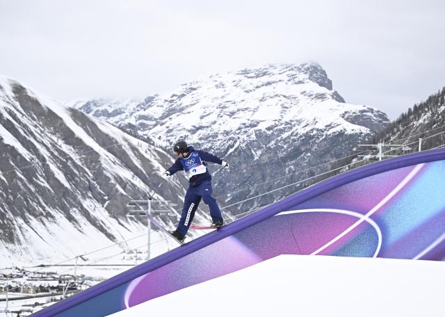 (260210) -- LIVIGNO, Feb. 10, 2026 (Xinhua) -- Alex Hall of the United States competes during the freestyle skiing men's freeski slopestyle final at the Milan-Cortina 2026 Olympic Winter Games in Livigno, Italy, Feb. 10, 2026. (Xinhua/Xia Yifang)
