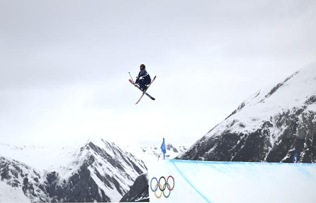 (260210) -- LIVIGNO, Feb. 10, 2026 (Xinhua) -- Alex Hall of the United States competes during the freestyle skiing men's freeski slopestyle final at the Milan-Cortina 2026 Olympic Winter Games in Livigno, Italy, Feb. 10, 2026. (Xinhua/Xia Yifang)