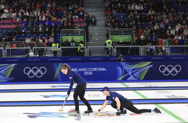 (260210) -- CORTINA D'AMPEZZO, Feb. 10, 2026 (Xinhua) -- Bruce Mouat/Jennifer Dodds (L) of Britain compete during the curling mixed doubles bronze medal match between Britain and Italy at the Milan-Cortina 2026 Olympic Winter Games in Cortina, Italy, Feb. 10, 2026. (Xinhua/Ding Xu)