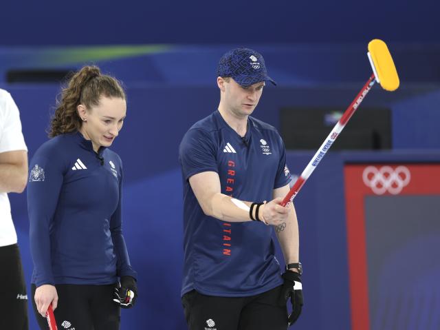 (260210) -- CORTINA D'AMPEZZO, Feb. 10, 2026 (Xinhua) -- Bruce Mouat/Jennifer Dodds (L) of Britain compete during the curling mixed doubles bronze medal match between Britain and Italy at the Milan-Cortina 2026 Olympic Winter Games in Cortina, Italy, Feb. 10, 2026. (Xinhua/Ding Xu)