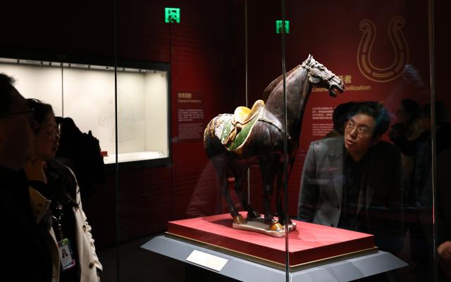 (260210) -- SHANGHAI, Feb. 10, 2026 (Xinhua) -- Visitors view an exhibit during Galloping Wonders: Year of the Horse Science & Culture Exhibition at Shanghai Science & Technology Museum in east China's Shanghai, Feb. 10, 2026. Jointly hosted by Shanghai Science & Technology Museum and the Palace Museum, the exhibition kicked off here on Tuesday. (Xinhua/Fang Zhe)