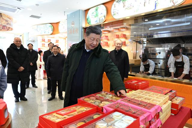 (260210) -- BEIJING, Feb. 10, 2026 (Xinhua) -- Chinese President Xi Jinping, also general secretary of the Communist Party of China Central Committee and chairman of the Central Military Commission, visits a store of the traditional bakery brand Daoxiangcun at the Longfusi commercial area in Dongcheng District of Beijing, capital of China, Feb. 10, 2026. Xi visited primary-level officials and residents in Beijing during a two-day inspection tour from Monday to Tuesday. (Xinhua/Yan Yan)