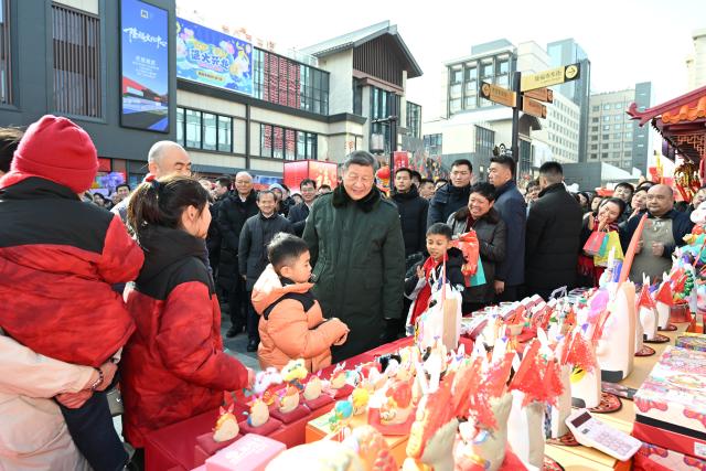 (260210) -- BEIJING, Feb. 10, 2026 (Xinhua) -- Chinese President Xi Jinping, also general secretary of the Communist Party of China Central Committee and chairman of the Central Military Commission, talks with people while visiting a Spring Festival market at the Longfusi commercial area in Dongcheng District of Beijing, capital of China, Feb. 10, 2026. Xi visited primary-level officials and residents in Beijing during a two-day inspection tour from Monday to Tuesday. (Xinhua/Xie Huanchi)