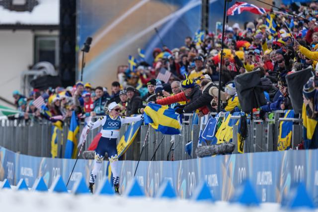 (260210) -- TESERO, Feb. 10, 2026 (Xinhua) -- Linn Svahn of Sweden interacts with the spectators after the cross-country skiing women's sprint classic final at the Milano Cortina 2026 Olympic Winter Games in Tesero, Italy, Feb. 10, 2026. (Xinhua/Peng Ziyang)