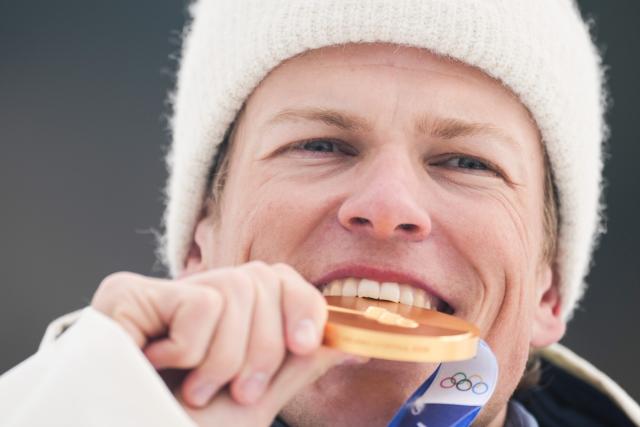 (260210) -- TESERO, Feb. 10, 2026 (Xinhua) -- Johannes Hoesflot Klaebo of Norway bites his gold medal during the awarding ceremony of the cross-country skiing men's sprint classic at the Milano Cortina 2026 Olympic Winter Games in Tesero, Italy, Feb. 10, 2026. (Xinhua/Peng Ziyang)