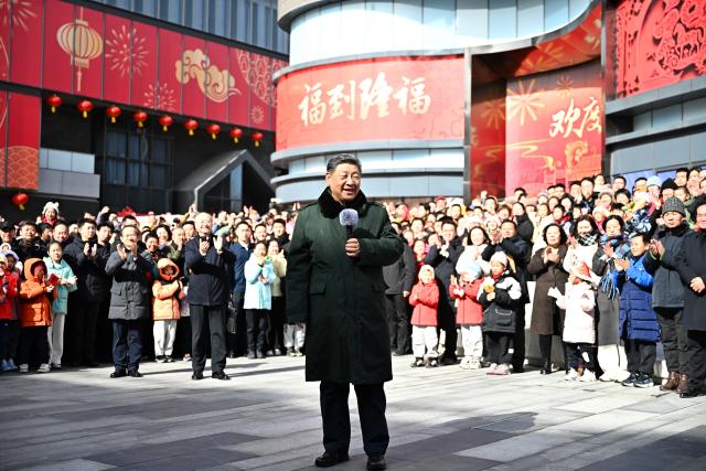 (260210) -- BEIJING, Feb. 10, 2026 (Xinhua) -- Chinese President Xi Jinping, also general secretary of the Communist Party of China Central Committee and chairman of the Central Military Commission, extends Spring Festival greetings to Chinese people at home and abroad ahead of the festival while visiting the Longfusi commercial area in Dongcheng District of Beijing, capital of China, Feb. 10, 2026. Xi visited primary-level officials and residents in Beijing during a two-day inspection tour from Monday to Tuesday. (Xinhua/Yan Yan)