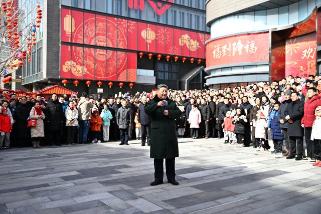 (260210) -- BEIJING, Feb. 10, 2026 (Xinhua) -- Chinese President Xi Jinping, also general secretary of the Communist Party of China Central Committee and chairman of the Central Military Commission, extends Spring Festival greetings to Chinese people at home and abroad ahead of the festival while visiting the Longfusi commercial area in Dongcheng District of Beijing, capital of China, Feb. 10, 2026. Xi visited primary-level officials and residents in Beijing during a two-day inspection tour from Monday to Tuesday. (Xinhua/Yan Yan)