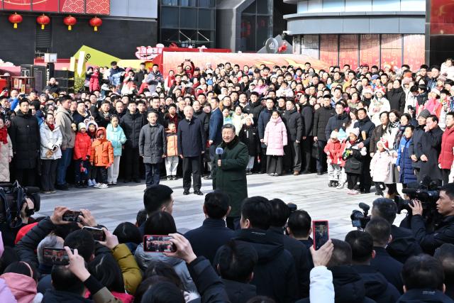 (260210) -- BEIJING, Feb. 10, 2026 (Xinhua) -- Chinese President Xi Jinping, also general secretary of the Communist Party of China Central Committee and chairman of the Central Military Commission, extends Spring Festival greetings to Chinese people at home and abroad ahead of the festival while visiting the Longfusi commercial area in Dongcheng District of Beijing, capital of China, Feb. 10, 2026. Xi visited primary-level officials and residents in Beijing during a two-day inspection tour from Monday to Tuesday. (Xinhua/Yin Bogu)