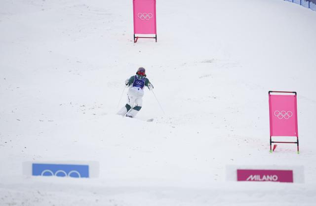 (260210) -- LIVIGNO, Feb. 10, 2026 (Xinhua) -- Jakara Anthony of Australia competes during the freestyle skiing women's moguls qualification at the Milan-Cortina 2026 Olympic Winter Games in Livigno, Italy, Feb. 10, 2026. (Xinhua/Hu Chao)
