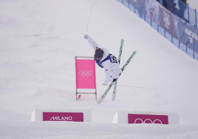 (260210) -- LIVIGNO, Feb. 10, 2026 (Xinhua) -- Olivia Giaccio of the United States competes during the freestyle skiing women's moguls qualification at the Milan-Cortina 2026 Olympic Winter Games in Livigno, Italy, Feb. 10, 2026. (Xinhua/Hu Chao)