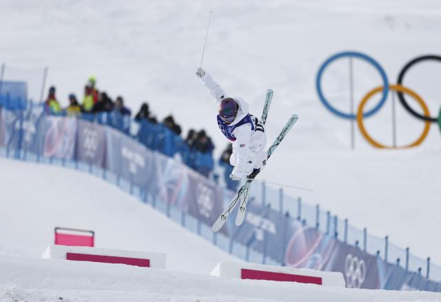 (260210) -- LIVIGNO, Feb. 10, 2026 (Xinhua) -- Olivia Giaccio of the United States competes during the freestyle skiing women's moguls qualification at the Milan-Cortina 2026 Olympic Winter Games in Livigno, Italy, Feb. 10, 2026. (Xinhua/Wang Peng)