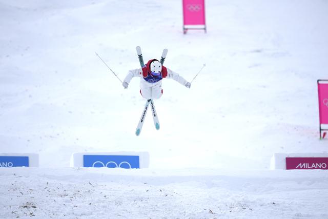 (260210) -- LIVIGNO, Feb. 10, 2026 (Xinhua) -- Laurianne Desmarais-Gilbert of Canada competes during the freestyle skiing women's moguls qualification at the Milan-Cortina 2026 Olympic Winter Games in Livigno, Italy, Feb. 10, 2026. (Xinhua/Hu Chao)