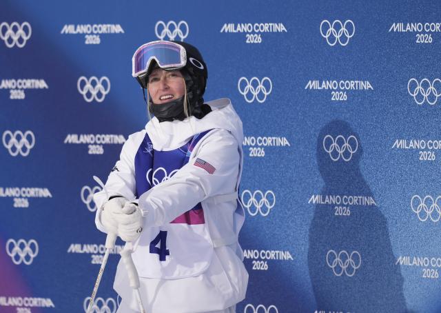 (260210) -- LIVIGNO, Feb. 10, 2026 (Xinhua) -- Elizabeth Lemley of the United States waits for the score during the freestyle skiing women's moguls qualification at the Milan-Cortina 2026 Olympic Winter Games in Livigno, Italy, Feb. 10, 2026. (Xinhua/Hu Chao)