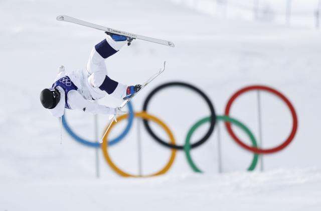 (260210) -- LIVIGNO, Feb. 10, 2026 (Xinhua) -- Elizabeth Lemley of the United States competes during the freestyle skiing women's moguls qualification at the Milan-Cortina 2026 Olympic Winter Games in Livigno, Italy, Feb. 10, 2026. (Xinhua/Wang Peng)