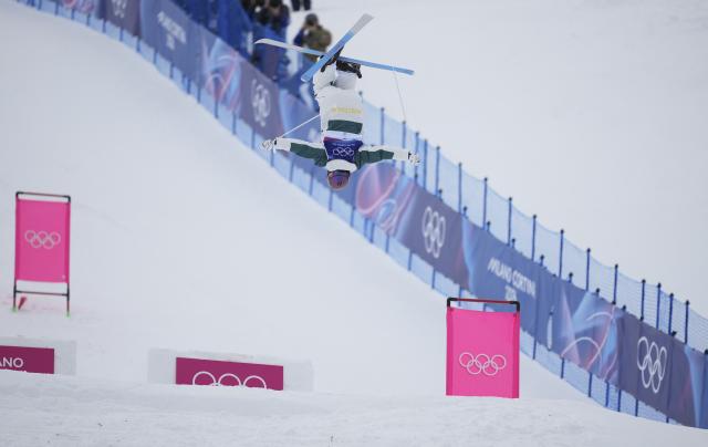 (260210) -- LIVIGNO, Feb. 10, 2026 (Xinhua) -- Jakara Anthony of Australia competes during the freestyle skiing women's moguls qualification at the Milan-Cortina 2026 Olympic Winter Games in Livigno, Italy, Feb. 10, 2026. (Xinhua/Hu Chao)
