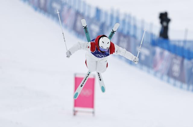 (260210) -- LIVIGNO, Feb. 10, 2026 (Xinhua) -- Laurianne Desmarais-Gilbert of Canada competes during the freestyle skiing women's moguls qualification at the Milan-Cortina 2026 Olympic Winter Games in Livigno, Italy, Feb. 10, 2026. (Xinhua/Wang Peng)