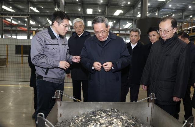 (260210) -- NANCHANG, Feb. 10, 2026 (Xinhua) -- Chinese Premier Li Qiang, also a member of the Standing Committee of the Political Bureau of the Communist Party of China Central Committee, inspects Ganzhou Fortune Electronics Co., Ltd. in Ganzhou, east China's Jiangxi Province, Feb. 10, 2026. Li called for accelerating the revitalization of old revolutionary base areas during an inspection tour in Ganzhou, east China's Jiangxi Province, on Monday and Tuesday. (Xinhua/Huang Jingwen)