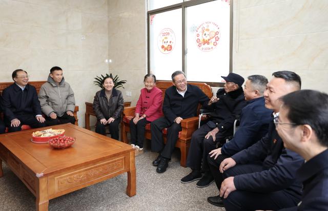 (260210) -- NANCHANG, Feb. 10, 2026 (Xinhua) -- Chinese Premier Li Qiang, also a member of the Standing Committee of the Political Bureau of the Communist Party of China Central Committee, talks with veteran Guo Shixun, a Red Army soldier's descendant, in Zhufang Village, Yeping Town of Ruijin City, east China's Jiangxi Province, Feb. 10, 2026. Li called for accelerating the revitalization of old revolutionary base areas during an inspection tour in Ganzhou, east China's Jiangxi Province, on Monday and Tuesday. (Xinhua/Huang Jingwen)