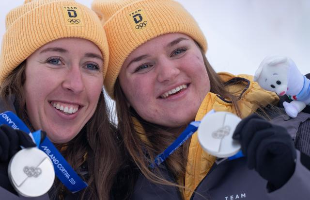 (260210) -- CORTINA D'AMPEZZO, Feb. 10, 2026 (Xinhua) -- Silver medalists Kira Weidle-Winkelmann (L) and Emma Aicher of Germany pose for a photo during the awarding ceremony of the alpine skiing women's team combined at the Milan-Cortina 2026 Olympic Winter Games in Cortina, Italy, Feb. 10, 2026. (Xinhua/Fei Maohua)