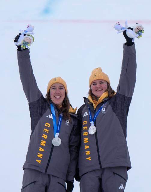 (260210) -- CORTINA D'AMPEZZO, Feb. 10, 2026 (Xinhua) -- Silver medalists Kira Weidle-Winkelmann (L) and Emma Aicher of Germany celebrate during the awarding ceremony of the alpine skiing women's team combined at the Milan-Cortina 2026 Olympic Winter Games in Cortina, Italy, Feb. 10, 2026. (Xinhua/Fei Maohua)