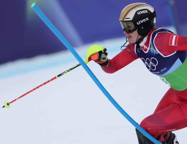 (260210) -- CORTINA D'AMPEZZO, Feb. 10, 2026 (Xinhua) -- Katharina Huber of Austria competes during the slalom of the alpine skiing women's team combined at the Milan-Cortina 2026 Olympic Winter Games in Cortina, Italy, Feb. 10, 2026. (Xinhua/Zhang Chenlin)