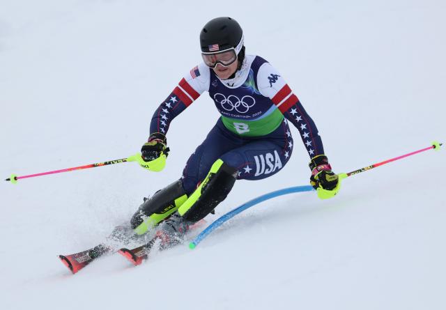 (260210) -- CORTINA D'AMPEZZO, Feb. 10, 2026 (Xinhua) -- Paula Moltzan of the United States competes during the slalom of the alpine skiing women's team combined at the Milan-Cortina 2026 Olympic Winter Games in Cortina, Italy, Feb. 10, 2026. (Xinhua/Zhang Chenlin)