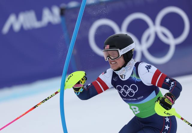 (260210) -- CORTINA D'AMPEZZO, Feb. 10, 2026 (Xinhua) -- Paula Moltzan of the United States competes during the slalom of the alpine skiing women's team combined at the Milan-Cortina 2026 Olympic Winter Games in Cortina, Italy, Feb. 10, 2026. (Xinhua/Zhang Chenlin)