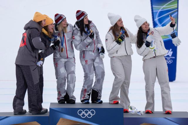 (260210) -- CORTINA D'AMPEZZO, Feb. 10, 2026 (Xinhua) -- Gold medalists Ariane Raedler (3rd L) and Katharina Huber (3rd R) of Austria, Silver medalists Kira Weidle-Winkelmann (1st L) and Emma Aicher (2nd L) of Germany and bronze medalists Jacqueline Wiles (1st R) and Paula Moltzan of the United States take a selfie during the awarding ceremony of the alpine skiing women's team combined at the Milan-Cortina 2026 Olympic Winter Games in Cortina, Italy, Feb. 10, 2026. (Xinhua/Fei Maohua)
