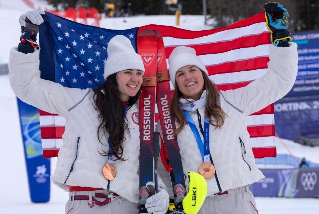 (260210) -- CORTINA D'AMPEZZO, Feb. 10, 2026 (Xinhua) -- Bronze medalists Jacqueline Wiles (L) and Paula Moltzan of the United States pose for a photo during the awarding ceremony of the alpine skiing women's team combined at the Milan-Cortina 2026 Olympic Winter Games in Cortina, Italy, Feb. 10, 2026. (Xinhua/Fei Maohua)