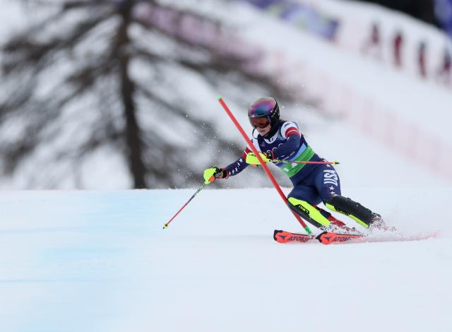 (260210) -- CORTINA D'AMPEZZO, Feb. 10, 2026 (Xinhua) -- Mikaela Shiffrin of the United States competes during the slalom of the alpine skiing women's team combined at the Milan-Cortina 2026 Olympic Winter Games in Cortina, Italy, Feb. 10, 2026. (Xinhua/Zhang Chenlin)