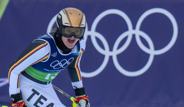 (260210) -- CORTINA D'AMPEZZO, Feb. 10, 2026 (Xinhua) -- Emma Aicher of Germany celebrates after the slalom of the alpine skiing women's team combined at the Milan-Cortina 2026 Olympic Winter Games in Cortina, Italy, Feb. 10, 2026. (Xinhua/Fei Maohua)