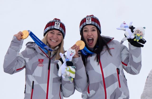 (260210) -- CORTINA D'AMPEZZO, Feb. 10, 2026 (Xinhua) -- Gold medalists Ariane Raedler (L) and Katharina Huber of Austria pose for photos during the awarding ceremony of the alpine skiing women's team combined at the Milan-Cortina 2026 Olympic Winter Games in Cortina, Italy, Feb. 10, 2026. (Xinhua/Fei Maohua)