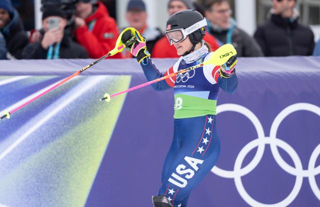 (260210) -- CORTINA D'AMPEZZO, Feb. 10, 2026 (Xinhua) -- Paula Moltzan of the United States celebrates after the slalom of the alpine skiing women's team combined at the Milan-Cortina 2026 Olympic Winter Games in Cortina, Italy, Feb. 10, 2026. (Xinhua/Fei Maohua)