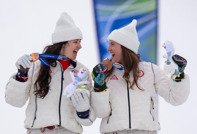 (260210) -- CORTINA D'AMPEZZO, Feb. 10, 2026 (Xinhua) -- Bronze medalists Jacqueline Wiles (L) and Paula Moltzan of the United States celebrate during the awarding ceremony of the alpine skiing women's team combined at the Milan-Cortina 2026 Olympic Winter Games in Cortina, Italy, Feb. 10, 2026. (Xinhua/Fei Maohua)