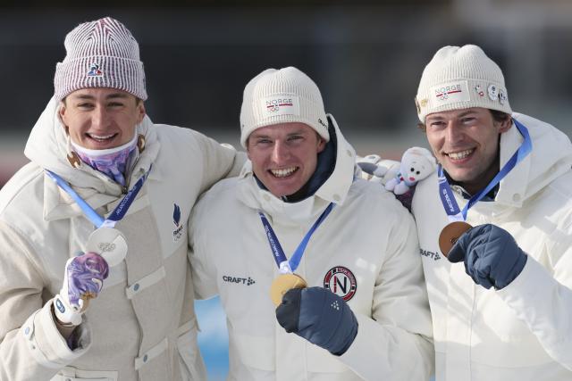 (260210) -- ANTERSELVA, Feb. 10, 2026 (Xinhua) -- Gold medalist Johan-Olav Botn (C) of Norway, silver medalist Eric Perrot (L) of France and bronze medalist Sturla Holm Laegreid of Norway pose for a photo during the awarding ceremony of the biathlon men's 20km individual at the Milan-Cortina 2026 Olympic Winter Games in Anterselva, Italy, Feb. 10, 2026. (Xinhua/Zhang Tao)