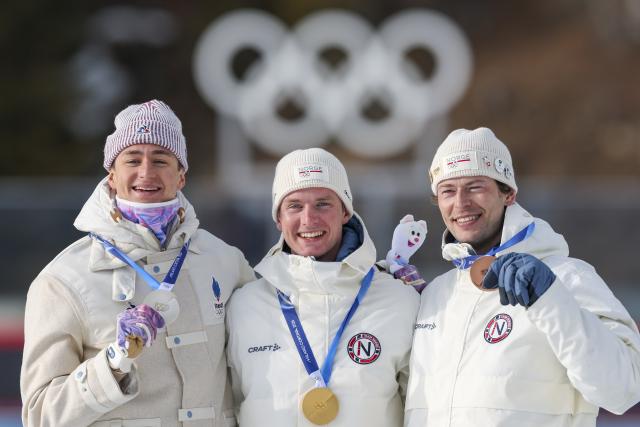 (260210) -- ANTERSELVA, Feb. 10, 2026 (Xinhua) -- Gold medalist Johan-Olav Botn (C) of Norway, silver medalist Eric Perrot (L) of France and bronze medalist Sturla Holm Laegreid of Norway pose for a photo during the awarding ceremony of the biathlon men's 20km individual at the Milan-Cortina 2026 Olympic Winter Games in Anterselva, Italy, Feb. 10, 2026. (Xinhua/Zhang Tao)