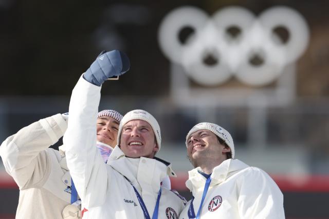 (260210) -- ANTERSELVA, Feb. 10, 2026 (Xinhua) -- Gold medalist Johan-Olav Botn (C) of Norway, silver medalist Eric Perrot (L) of France and bronze medalist Sturla Holm Laegreid of Norway pose for a photo during the awarding ceremony of the biathlon men's 20km individual at the Milan-Cortina 2026 Olympic Winter Games in Anterselva, Italy, Feb. 10, 2026. (Xinhua/Zhang Tao)