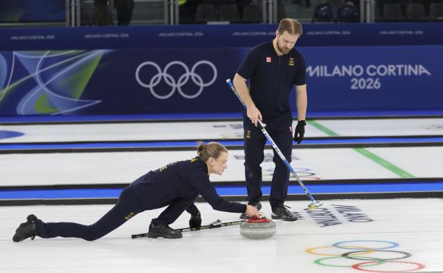 (260210) -- CORTINA D'AMPEZZO, Feb. 10, 2026 (Xinhua) -- Rasmus Wranaa (R) and Isabella Wranaa of Sweden compete during the curling mixed doubles gold medal match between Sweden and the United States at the Milan-Cortina 2026 Olympic Winter Games in Cortina, Italy, Feb. 10, 2026. (Xinhua/Ding Xu)