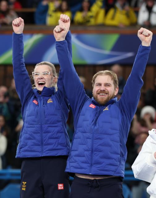 (260210) -- CORTINA D'AMPEZZO, Feb. 10, 2026 (Xinhua) -- Rasmus Wranaa (R) and Isabella Wranaa of Sweden celebrate during the awarding ceremony of the curling mixed doubles at the Milan-Cortina 2026 Olympic Winter Games in Cortina, Italy, Feb. 10, 2026. (Xinhua/Ding Xu)