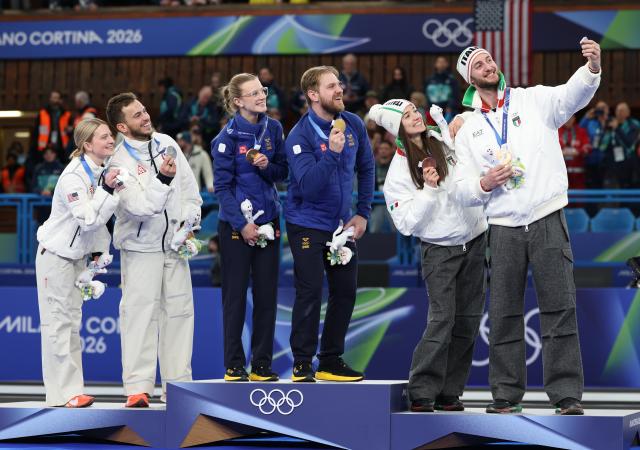 (260210) -- CORTINA D'AMPEZZO, Feb. 10, 2026 (Xinhua) -- Gold medalists Rasmus Wranaa (3rd R) and Isabella Wranaa (3rd L) of Sweden, silver medalists Cory Thiesse (1st L) and Korey Dropkin (2nd L) of the United States, and bronze medalists Stefania Constantini (2nd R) and Amos Mosaner of Italy take a selfie during the awarding ceremony of the curling mixed doubles at the Milan-Cortina 2026 Olympic Winter Games in Cortina, Italy, Feb. 10, 2026. (Xinhua/Ding Xu)