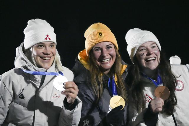 (260210) -- CORTINA D'AMPEZZO, Feb. 10, 2026 (Xinhua) -- Gold medalist Julia Taubitz (C) of Germany, silver medalist Elina Bota (L) of Latvia and Ashley Farquharson of the United States pose for photos during the awarding ceremony of the luge women's singles at the Milan-Cortina 2026 Olympic Winter Games in Cortina, Italy, Feb. 10, 2026. (Xinhua/Li Gang)