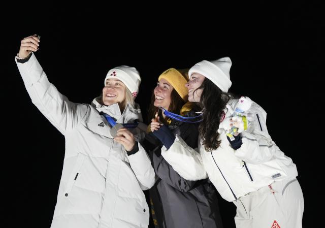 (260210) -- CORTINA D'AMPEZZO, Feb. 10, 2026 (Xinhua) -- Gold medalist Julia Taubitz (C) of Germany, silver medalist Elina Bota (L) of Latvia and Ashley Farquharson of the United States take a selfie during the awarding ceremony of the luge women's singles at the Milan-Cortina 2026 Olympic Winter Games in Cortina, Italy, Feb. 10, 2026. (Xinhua/Li Gang)